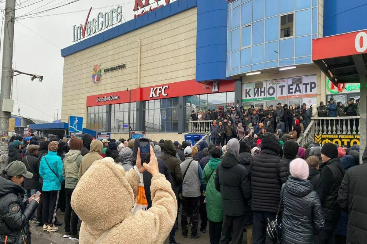 В Кыргызстане второй день подряд продолжаются протесты среди рыночных торговцев