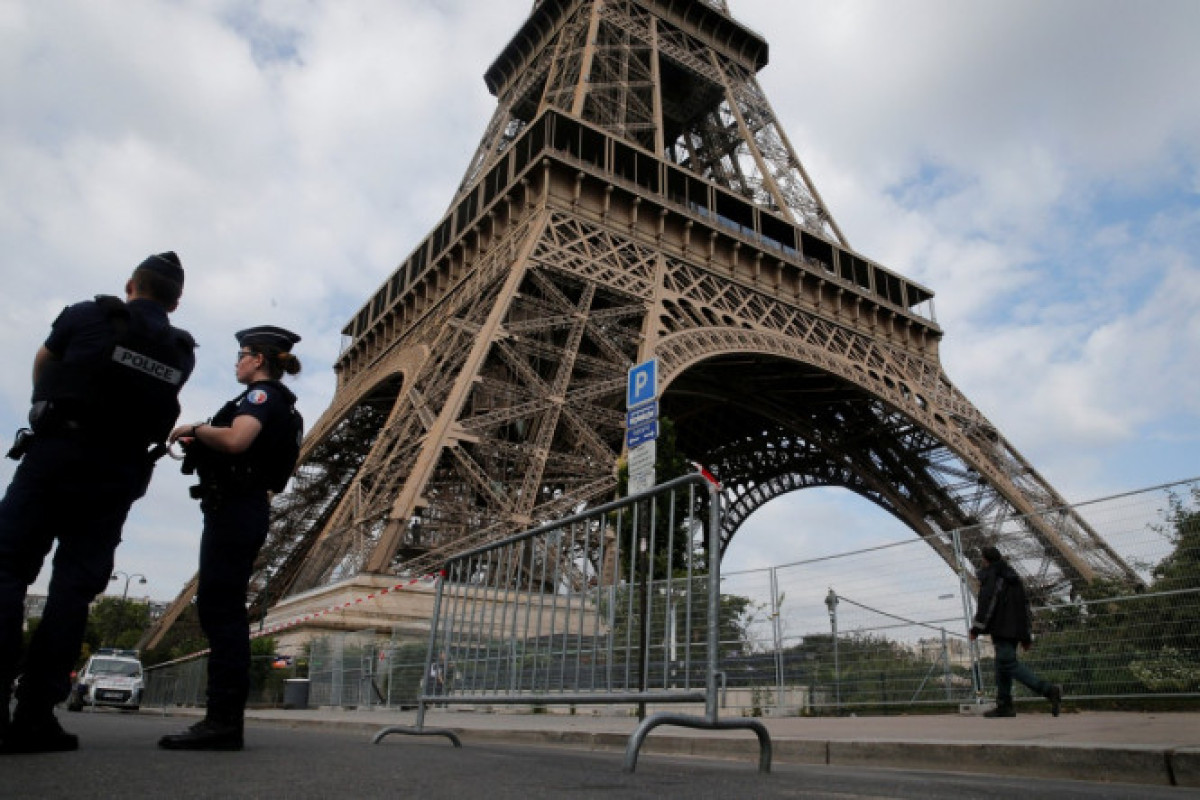 В Париже неизвестный напал на прохожих, есть убитый и раненый
