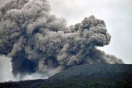 В Индонезии 11 туристов погибли при извержении вулкана, 22 считаются без вести пропавшими-ВИДЕО 
