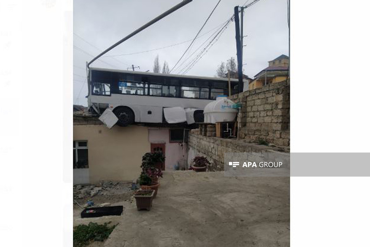 В Баку автобус врезался в крышу частного дома-ФОТО -ВИДЕО 