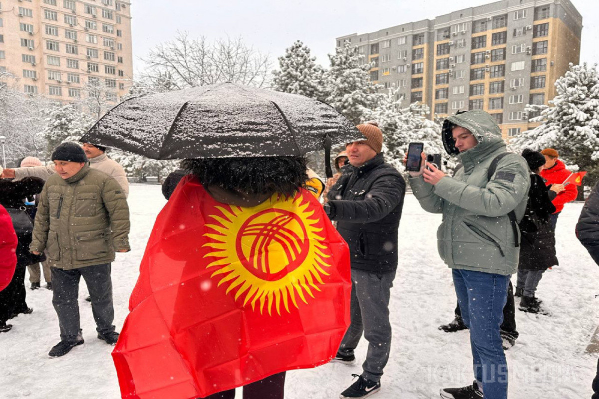 В столице Кыргызстана проходит акция против изменения флага страны