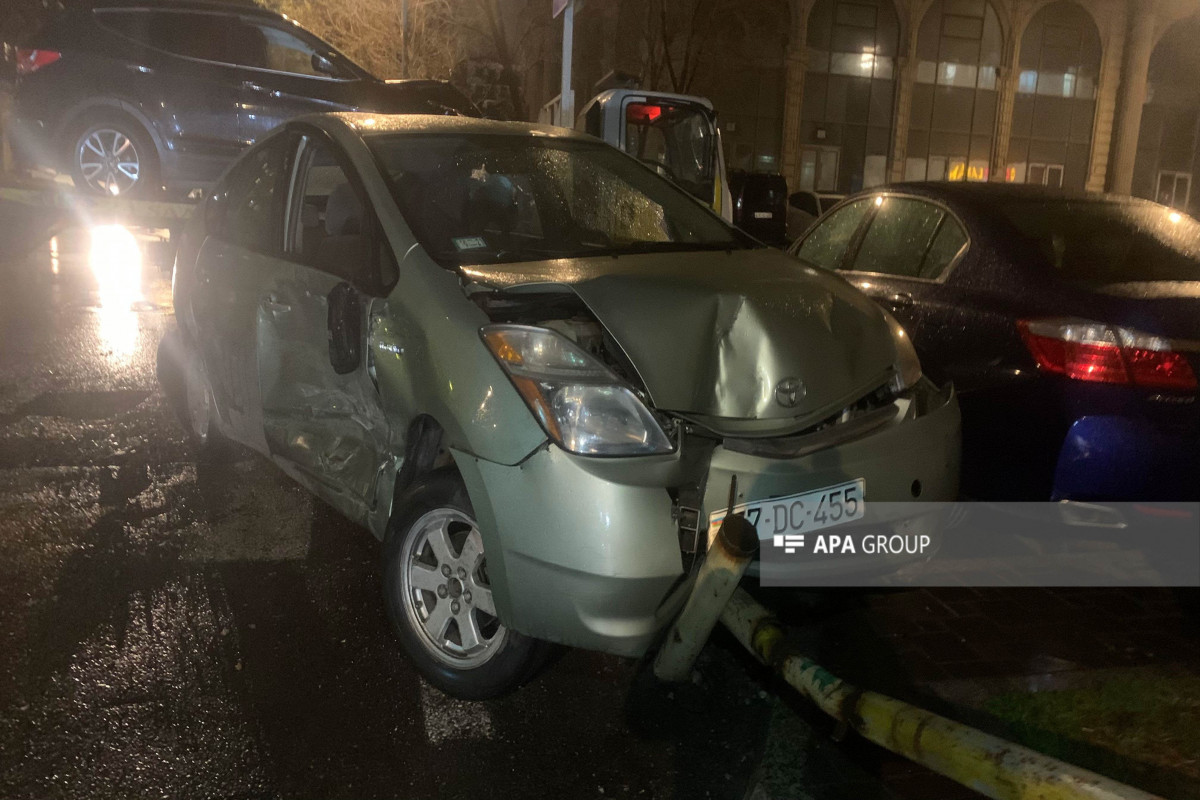 В Баку четыре автомобиля попали в ДТП, повреждена газовая труба-ФОТО 