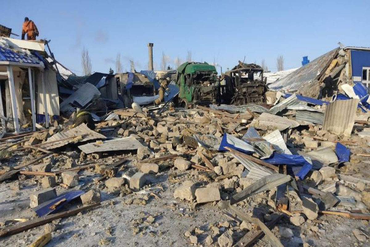 В Казахстане обрушилось здание, под завалами 7 человек