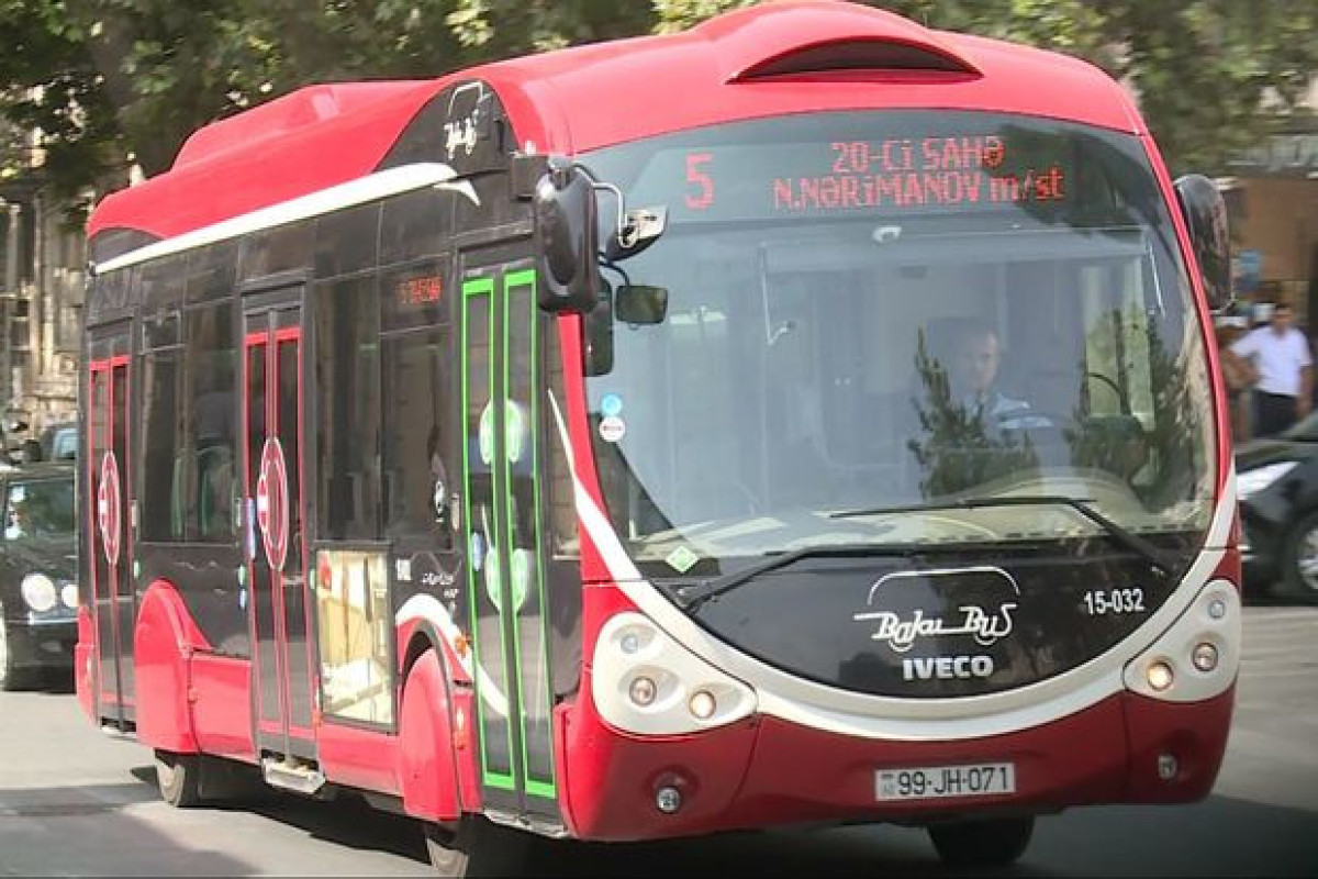 В Баку уволен водитель, самовольно покинувший автобус с пассажирами