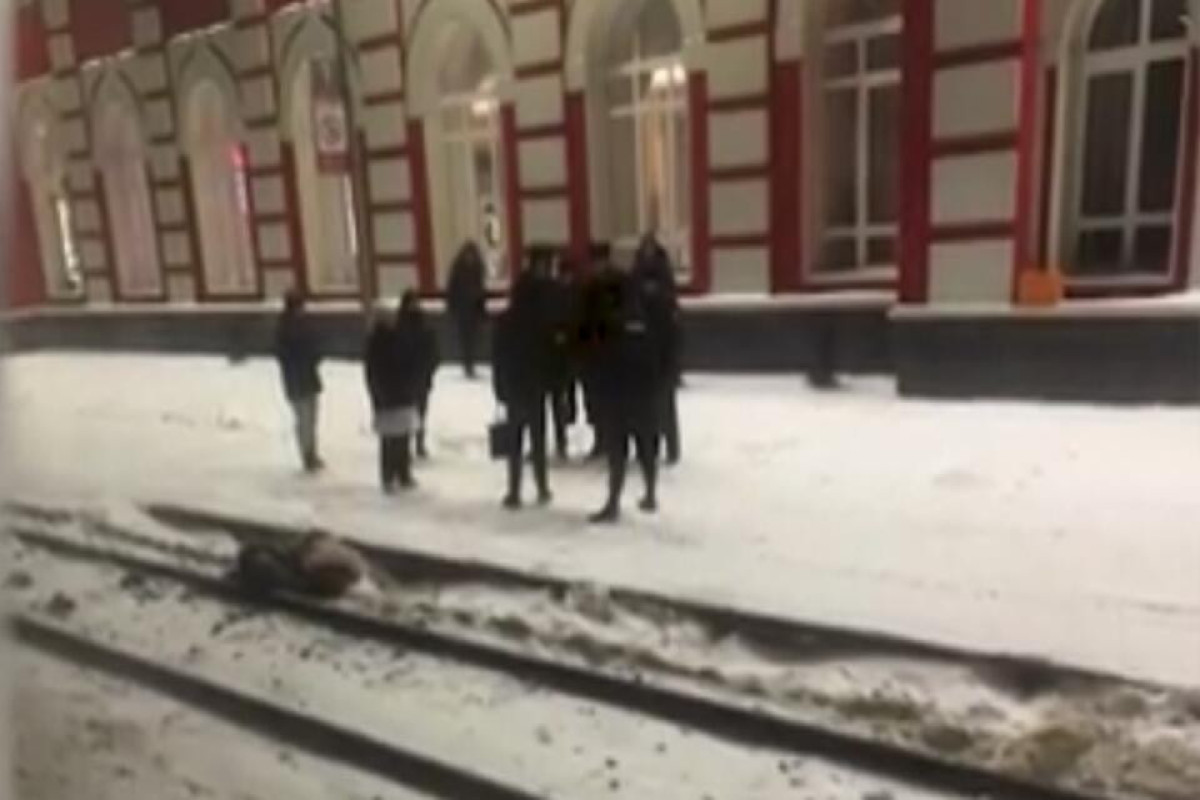 Россиянин лишился головы, попав под поезд из-за тяжелого рюкзака-ВИДЕО 