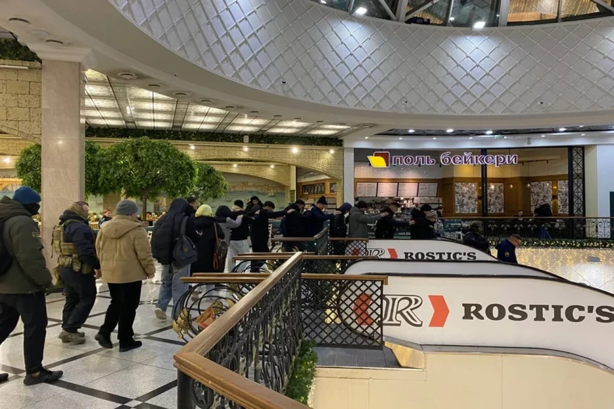 Вооруженные силовики устроили облаву на мигрантов в российском торговом центре-ВИДЕО 