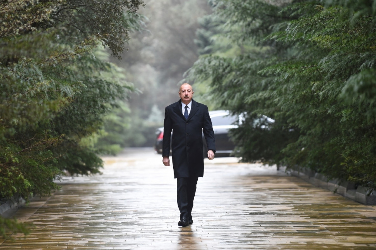 Президент Азербайджана посетил могилу общенационального лидера Гейдара Алиева-ФОТО 
