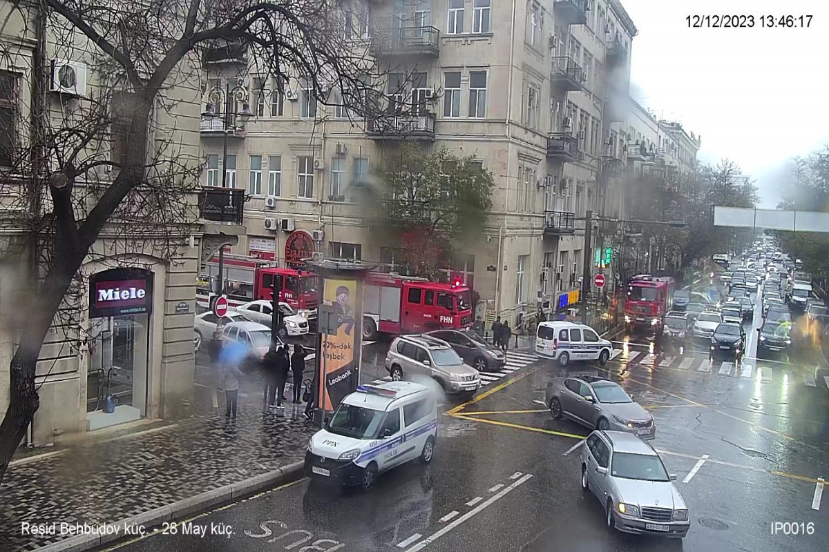 Сотрудники МЧС Азербайджана ликвидировали огонь в жилом здании в центре Баку -ФОТО 