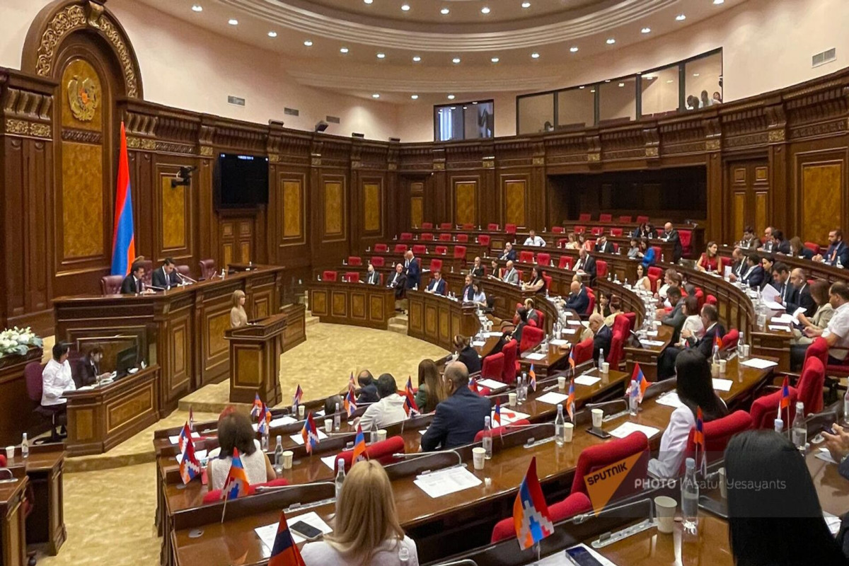 В Армении будут увольнять чиновников, не являющихся членами правящей партии