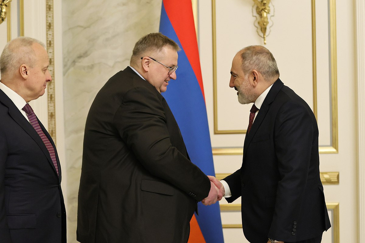 Оверчук приехал к Пашиняну