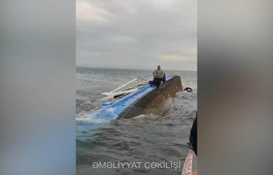 В Баку на территории бульвара затонул прогулочный катер, спасены 6 человек-ВИДЕО -ОБНОВЛЕНО -ФОТО 