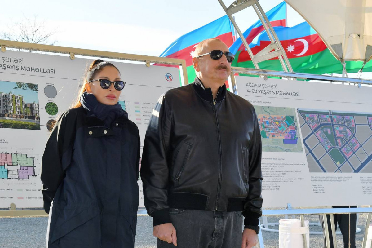 Президент Азербайджана и первая леди также приняли участие в церемонии закладки фундамента четвертого жилого комплекса в Агдаме