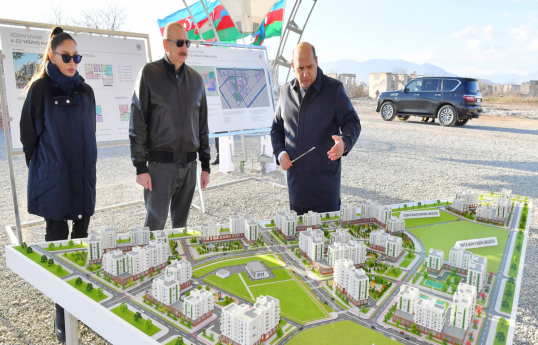Президент Азербайджана и первая леди также приняли участие в церемонии закладки фундамента четвертого жилого комплекса в Агдаме