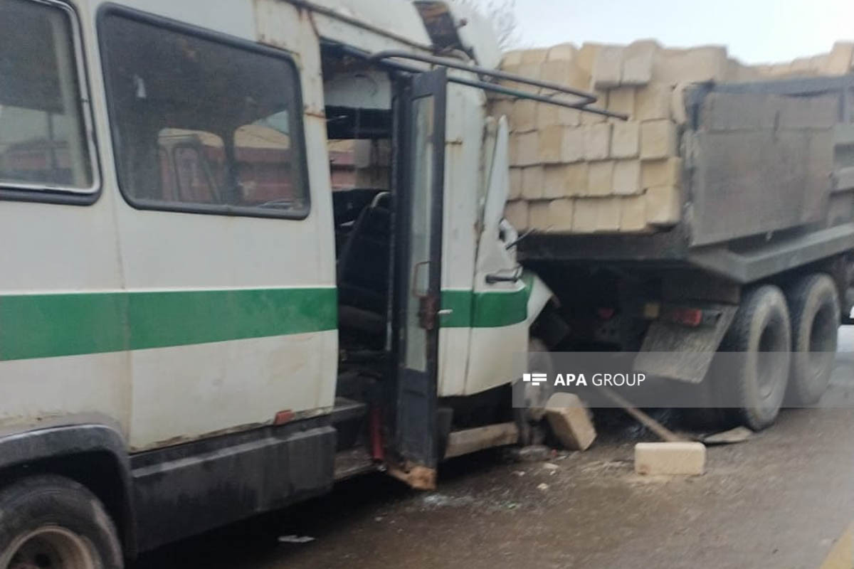 В Азербайджане микроавтобус столкнулся с грузовиком, один человек погиб, 17 пострадали-ВИДЕО 