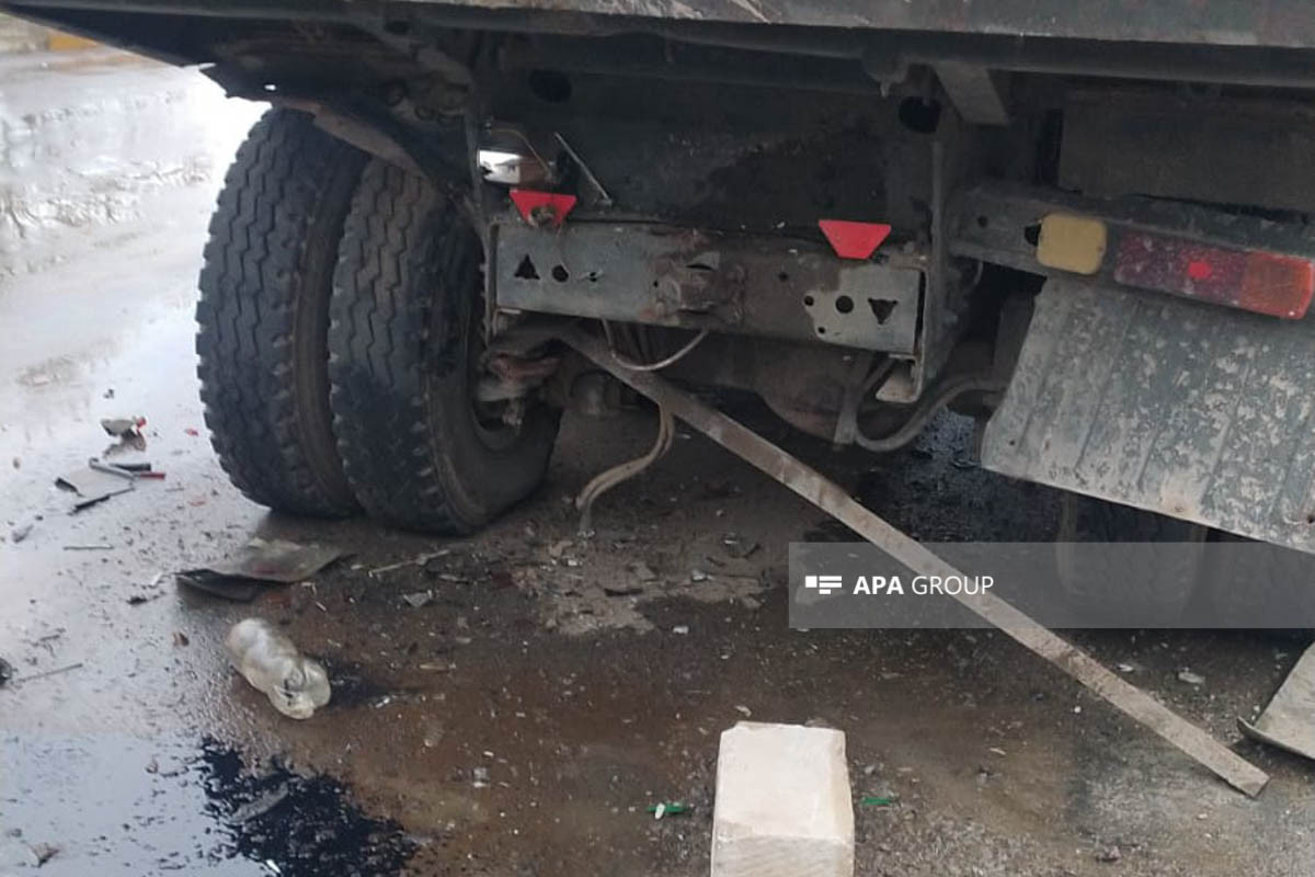 В Азербайджане микроавтобус столкнулся с грузовиком, один человек погиб, 17 пострадали-ВИДЕО 