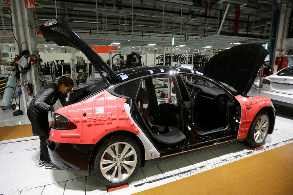 Робот компании Tesla напал на сотрудника завода в США