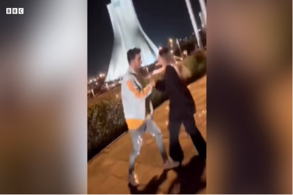 Иранскую пару осудили на 10 лет за ролик, снятый у "ворот Тегерана"-ВИДЕО 