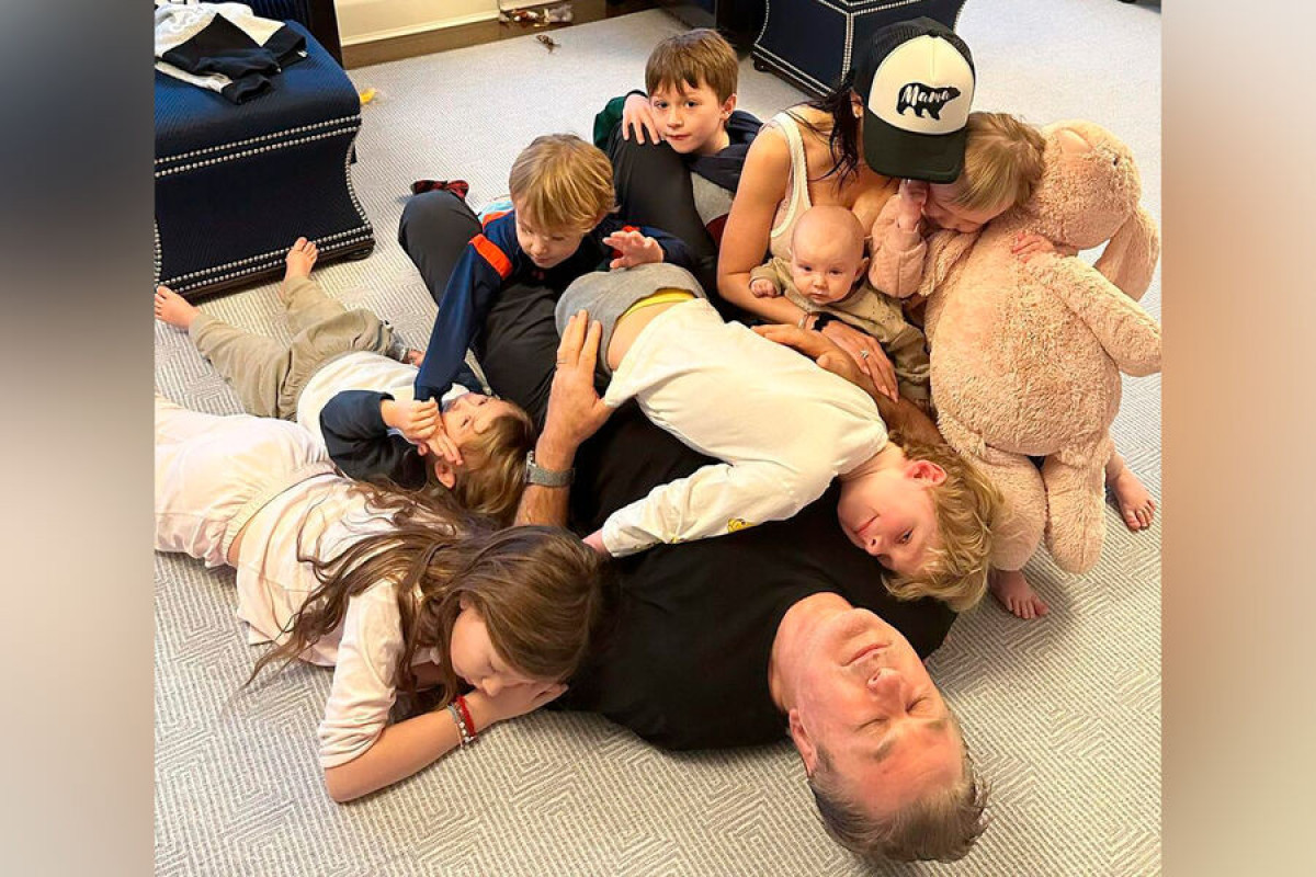 Жена Алека Болдуина опубликовала фото с мужем и семью детьми