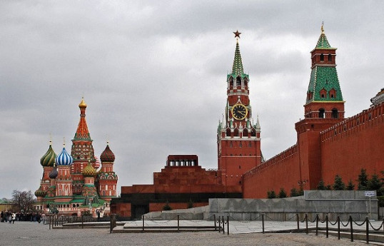 Американка решила прогуляться по Красной площади с теленком и была задержана-ФОТО 