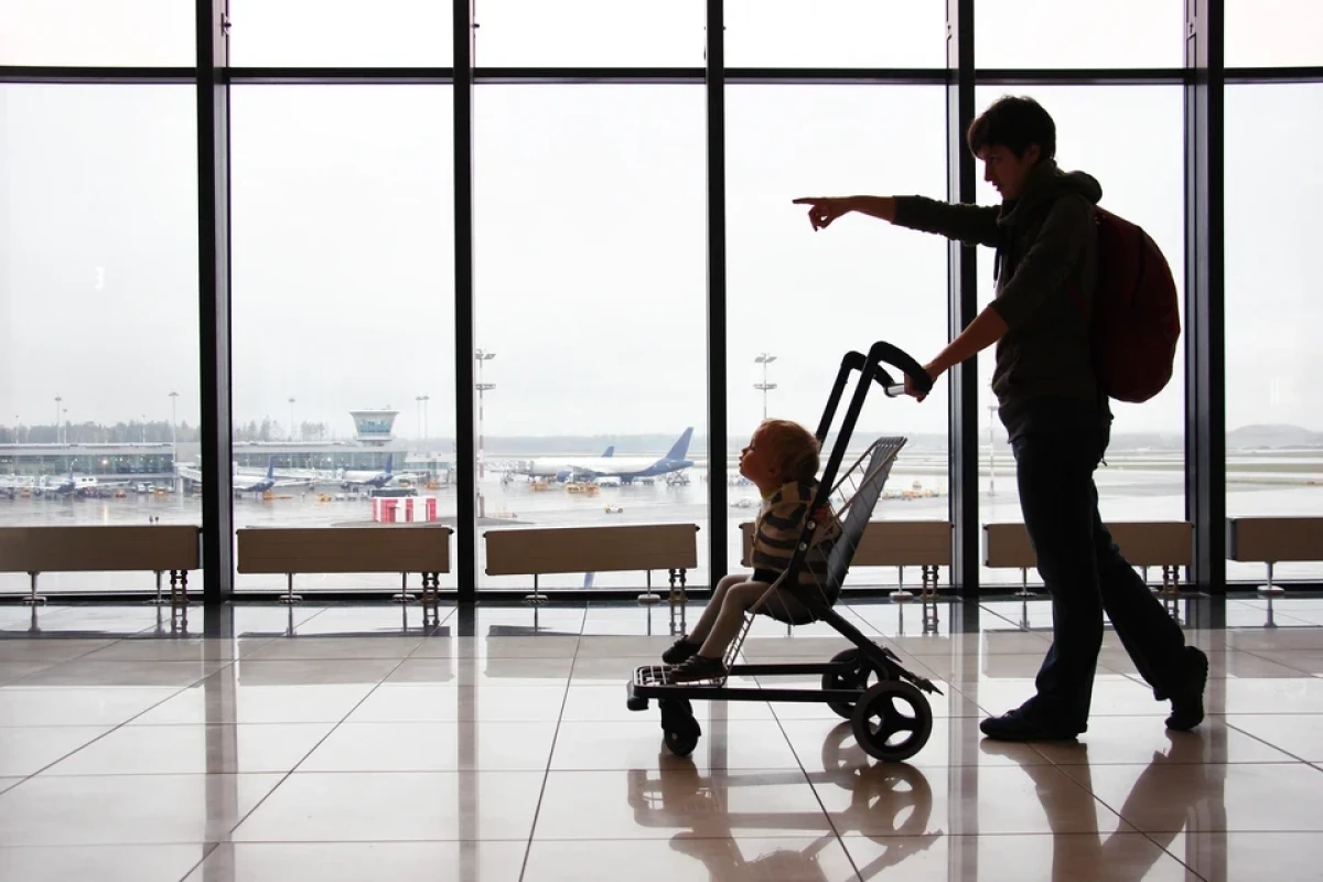 Семейная пара оставила младенца в зоне регистрации аэропорта - ПРИЧИНА 