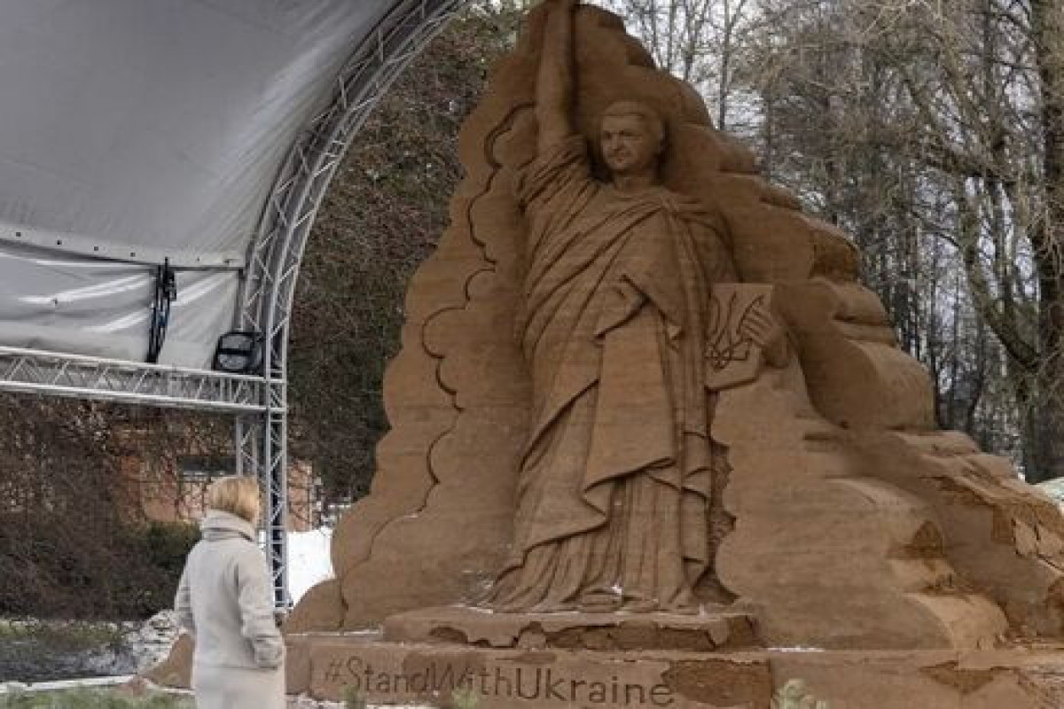 Премьер Эстонии показала гигантскую скульптуру Зеленского в стиле статуи Свободы