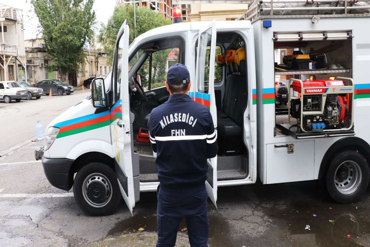 Спасатели МЧС спасли двух несовершеннолетних из запертой квартиры в Баку -ВИДЕО 