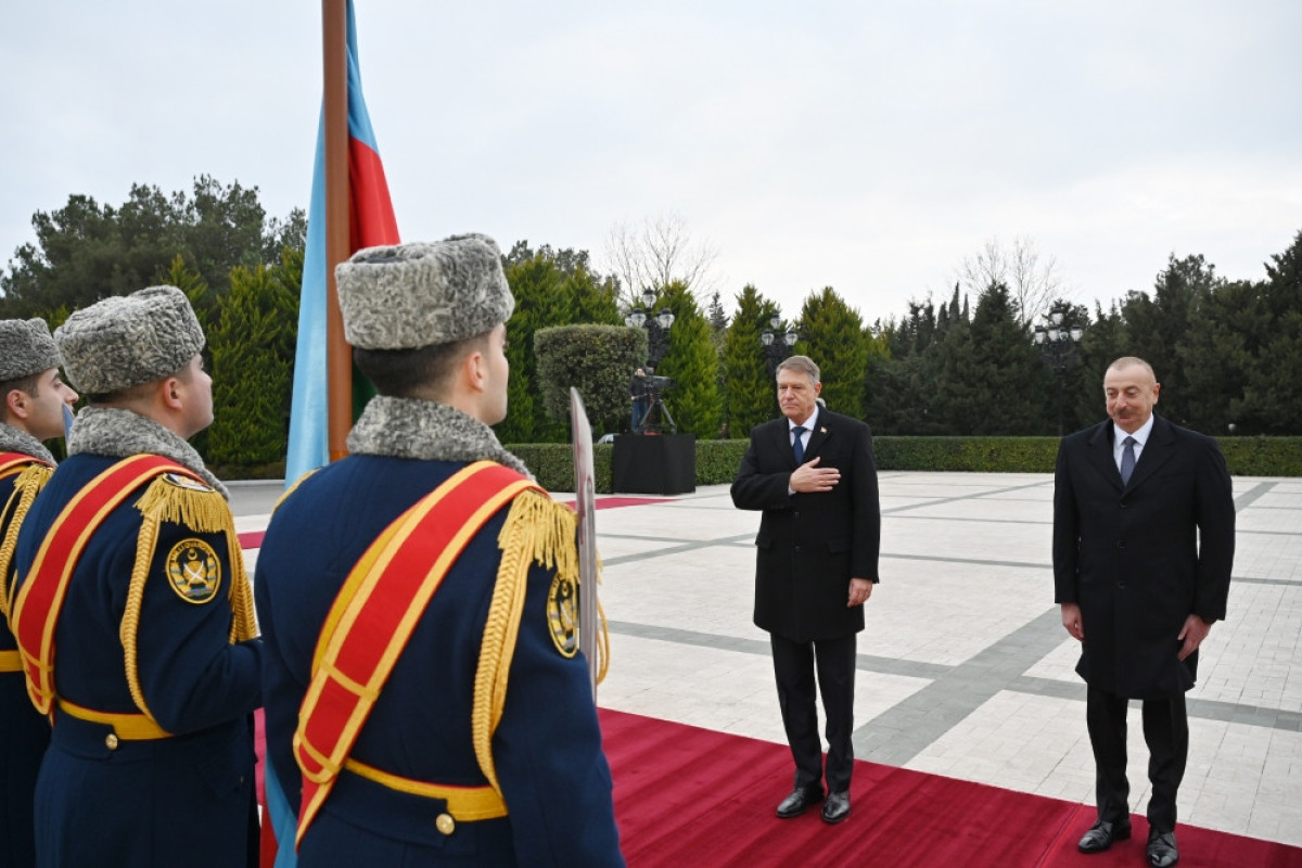 В Баку состоялась церемония официальной встречи президента Румынии Клауса Йоханниса -ФОТО 