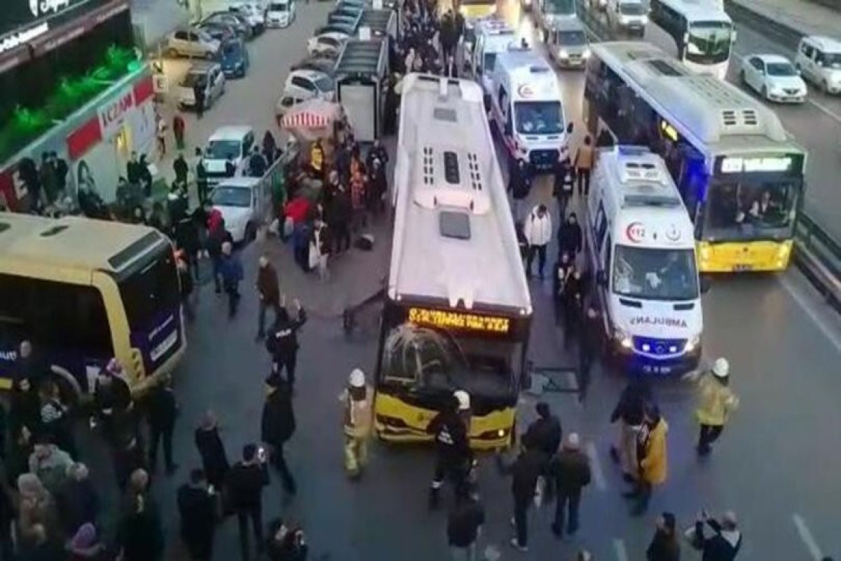 В Турции автобус врезался в остановку: среди пострадавших есть азербайджанец-ВИДЕО 