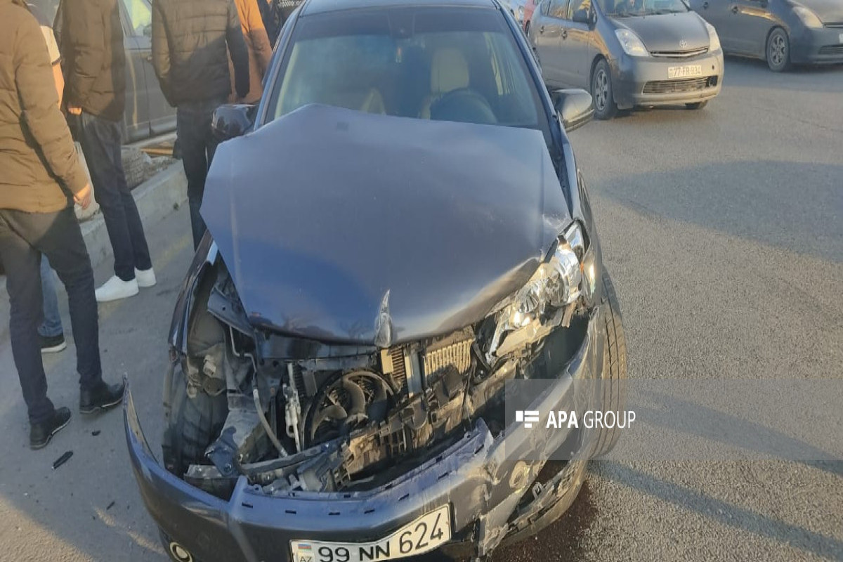 В Баку столкнулись Range Rover и Opel, пострадал полицейский - -ФОТО 