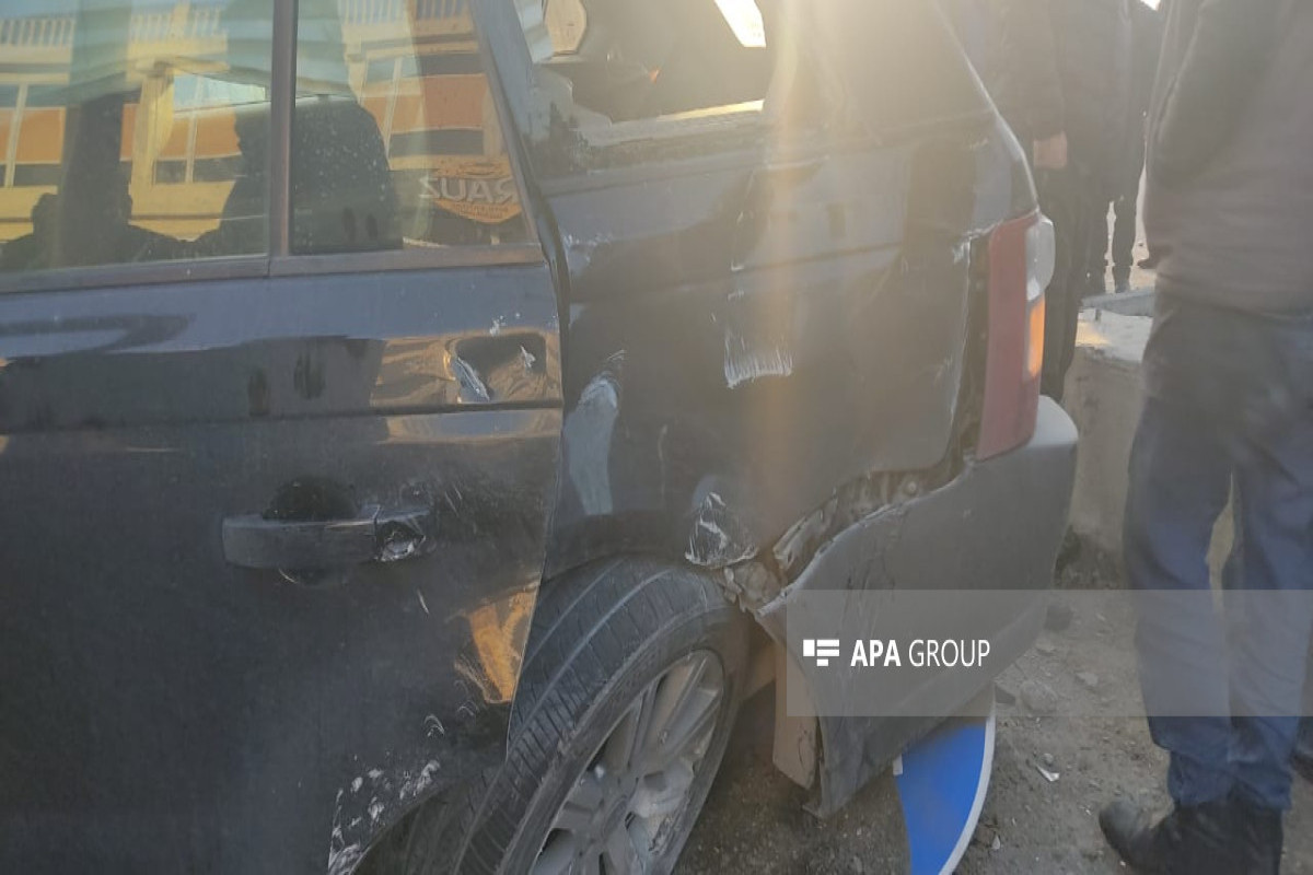 В Баку столкнулись Range Rover и Opel, пострадал полицейский - -ФОТО 