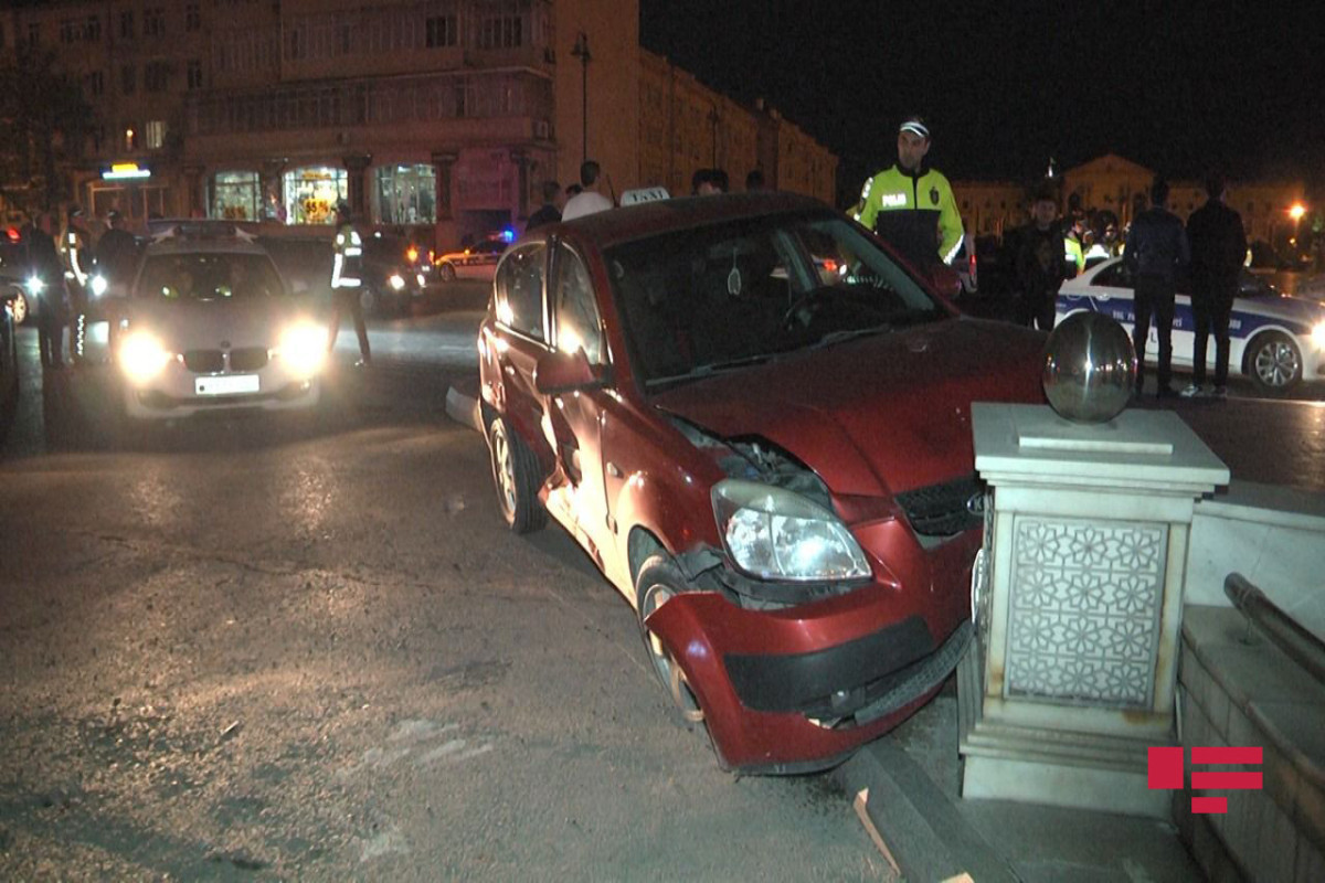 В Баку таксист попал в ДТП, пострадали пассажиры