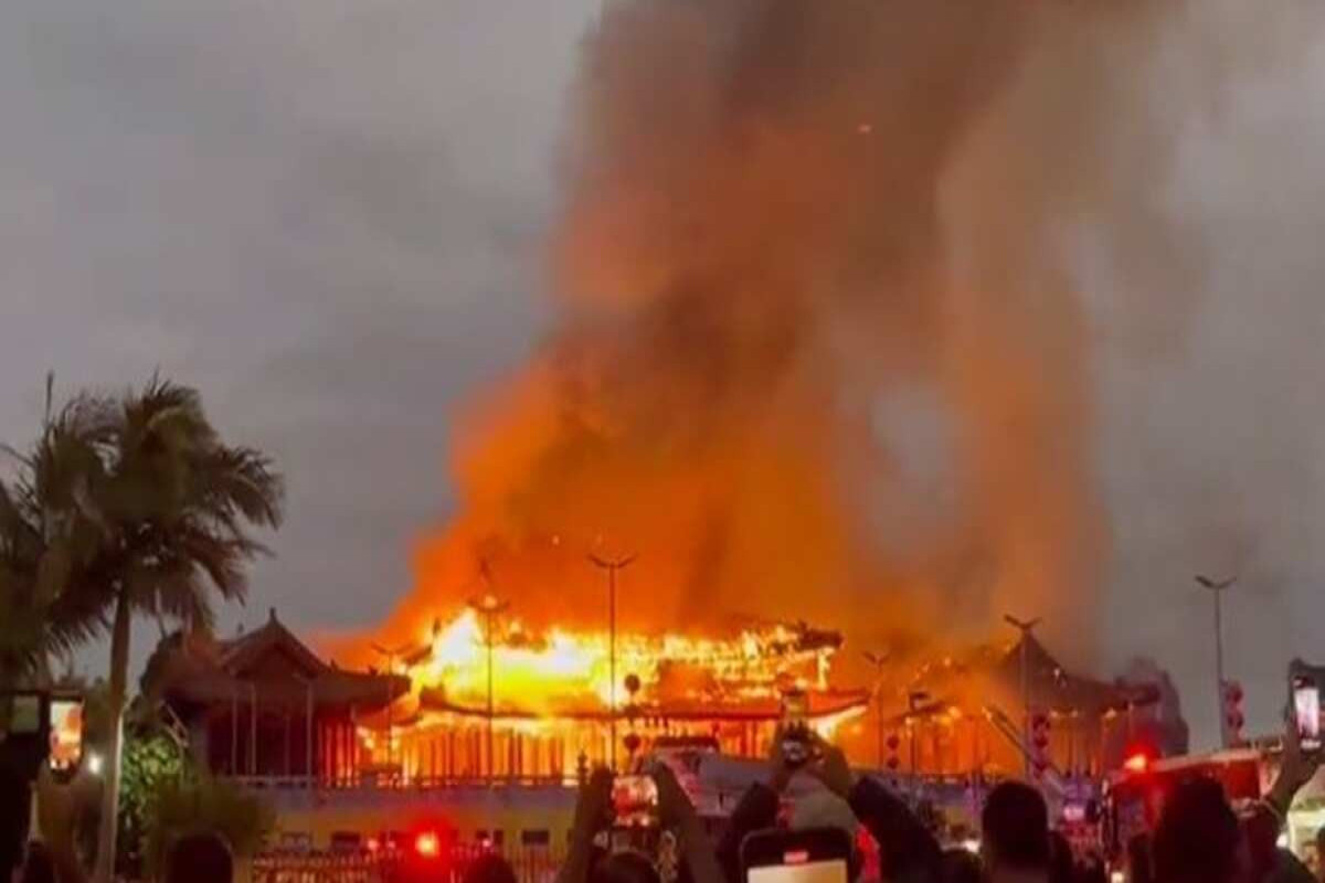 В Мельбурне крупный пожар разрушил буддийский храм-ВИДЕО 