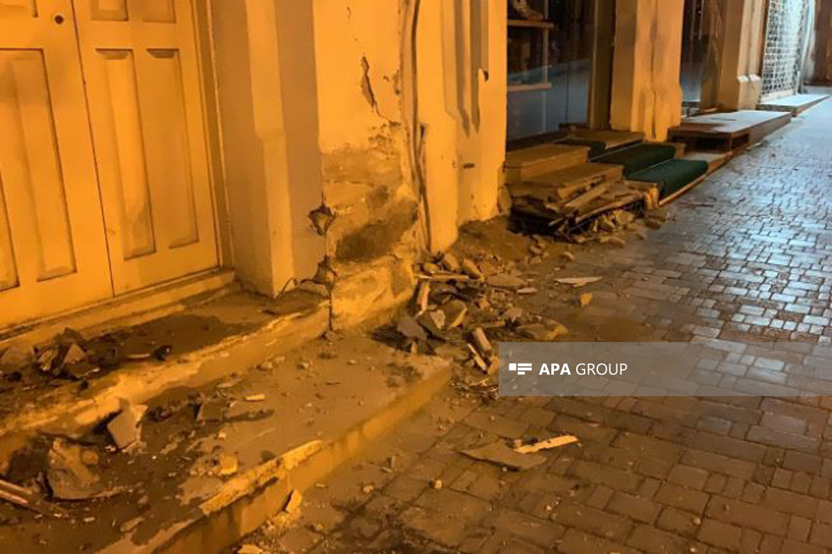 Баку перевернулся «Prius»: есть погибший и раненый-ФОТО 