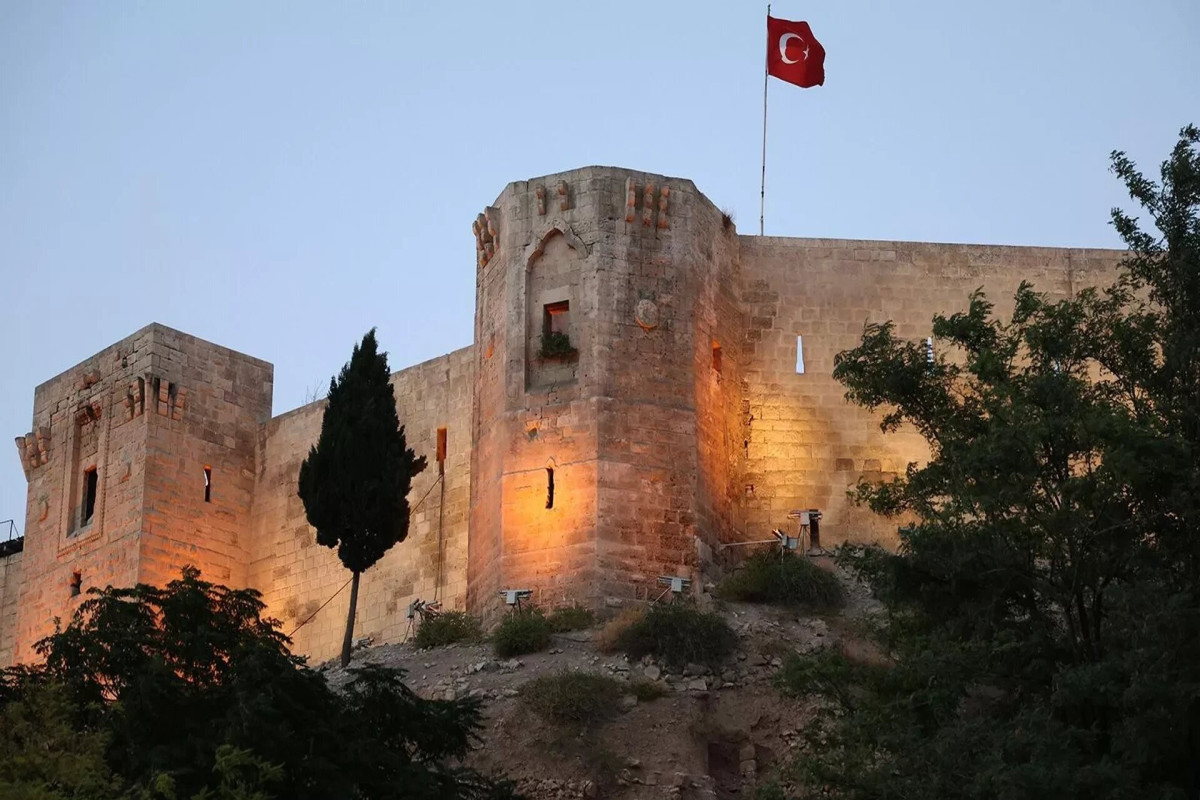 В Турции в результате землетрясения обрушилась историческая крепость-ФОТО 