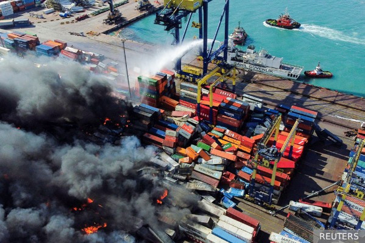 Пожар в турецком порту Искендерун потушен -ОБНОВЛЕНО 