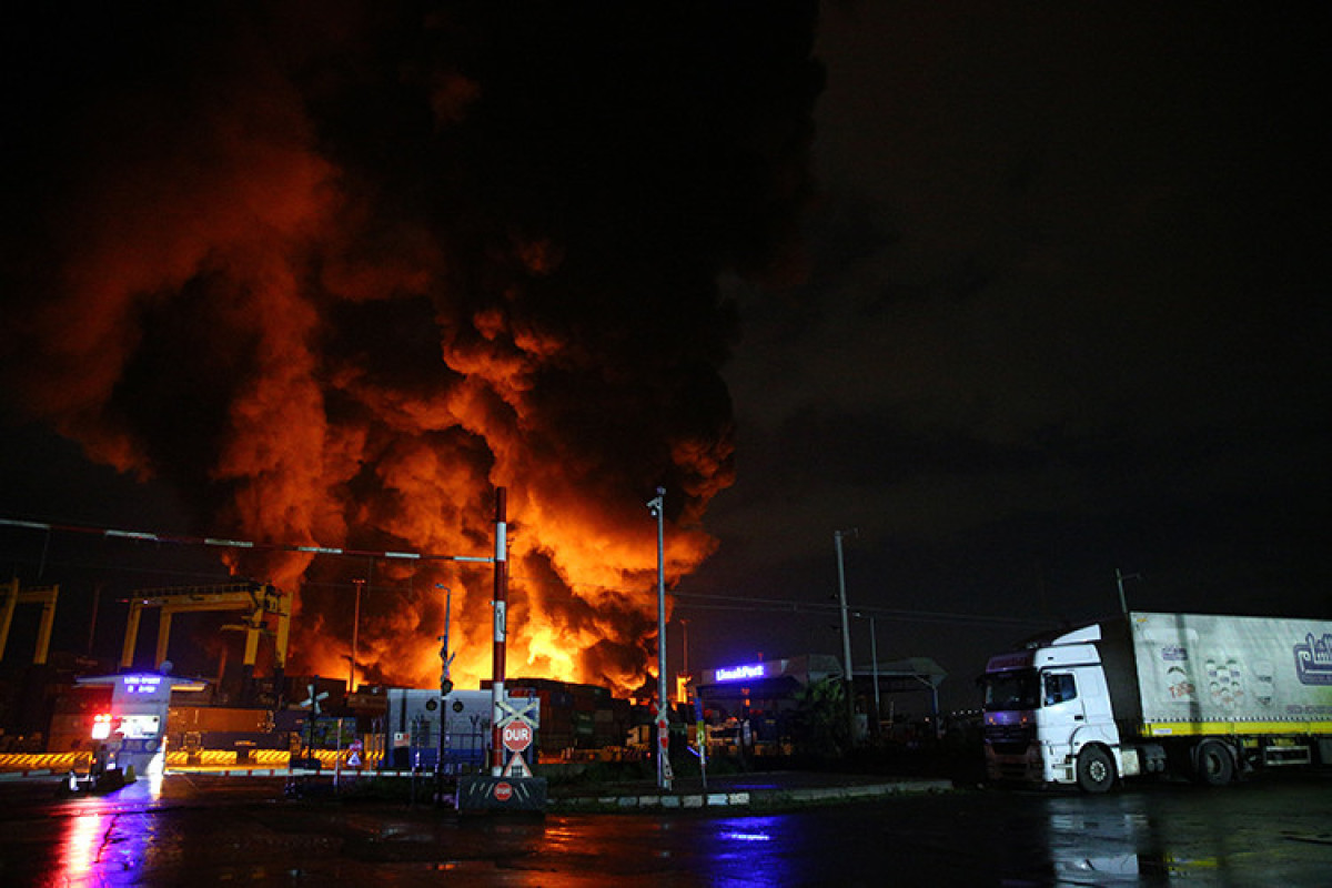 В турецком порту Искендерун продолжают гореть контейнеры-ВИДЕО 