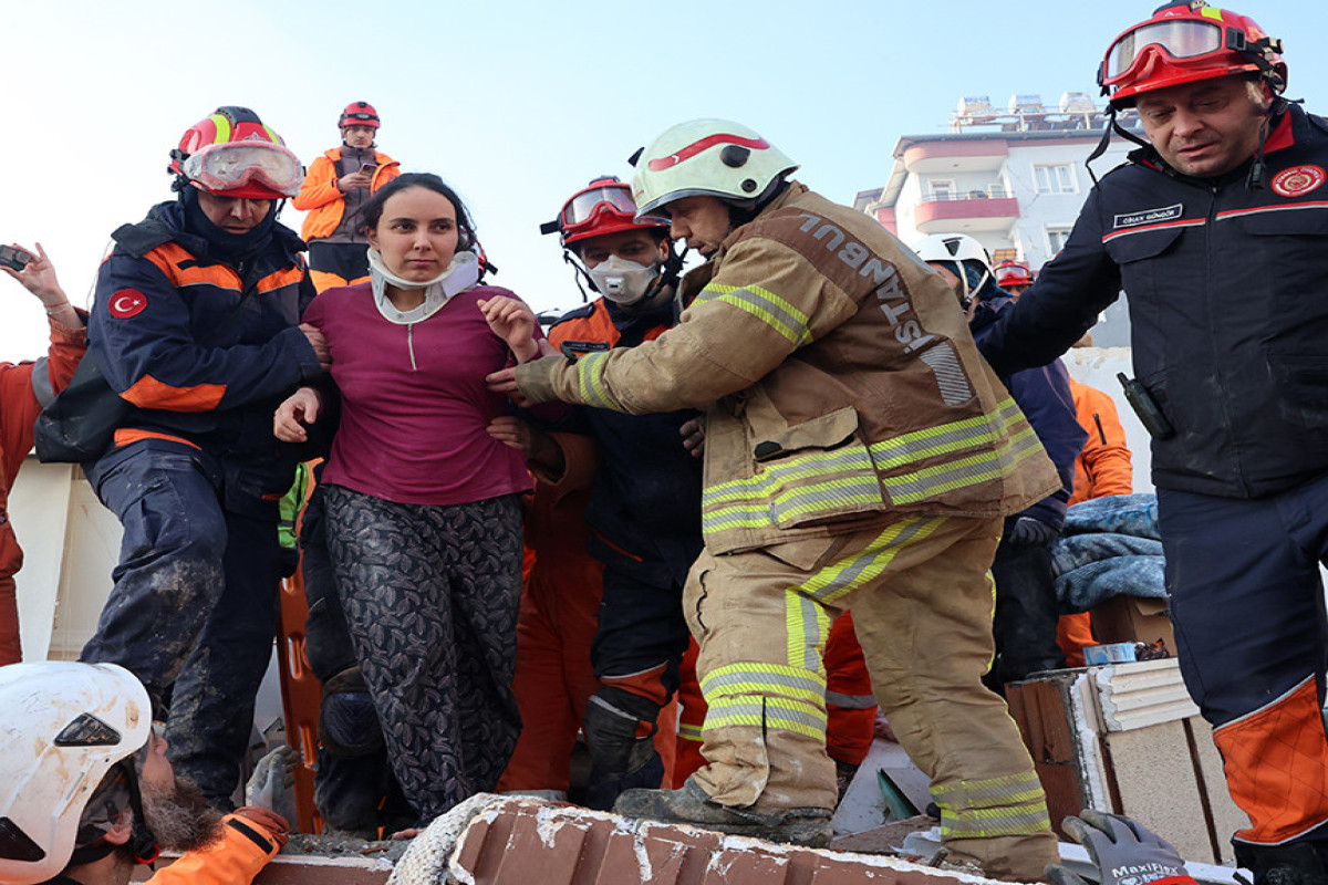 В турецком Хатайе спустя 29 часов из-под завалов спасли мать с полугодовалым ребенком
