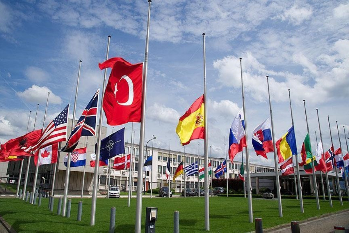В штаб-квартире НАТО приспущены флаги в знак солидарности с Турцией