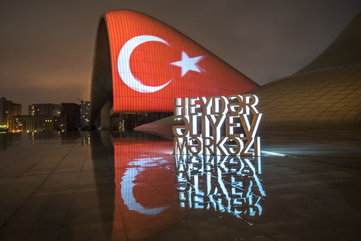Здание Центра Гейдара Алиева освещено цветами государственного флага Турции-ФОТО -ВИДЕО 
