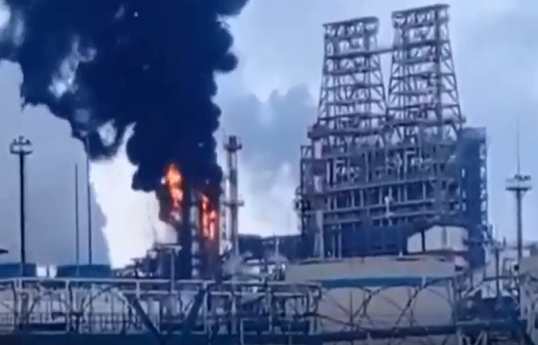 В России на НПЗ "Лукойл" произошел пожар-ВИДЕО 