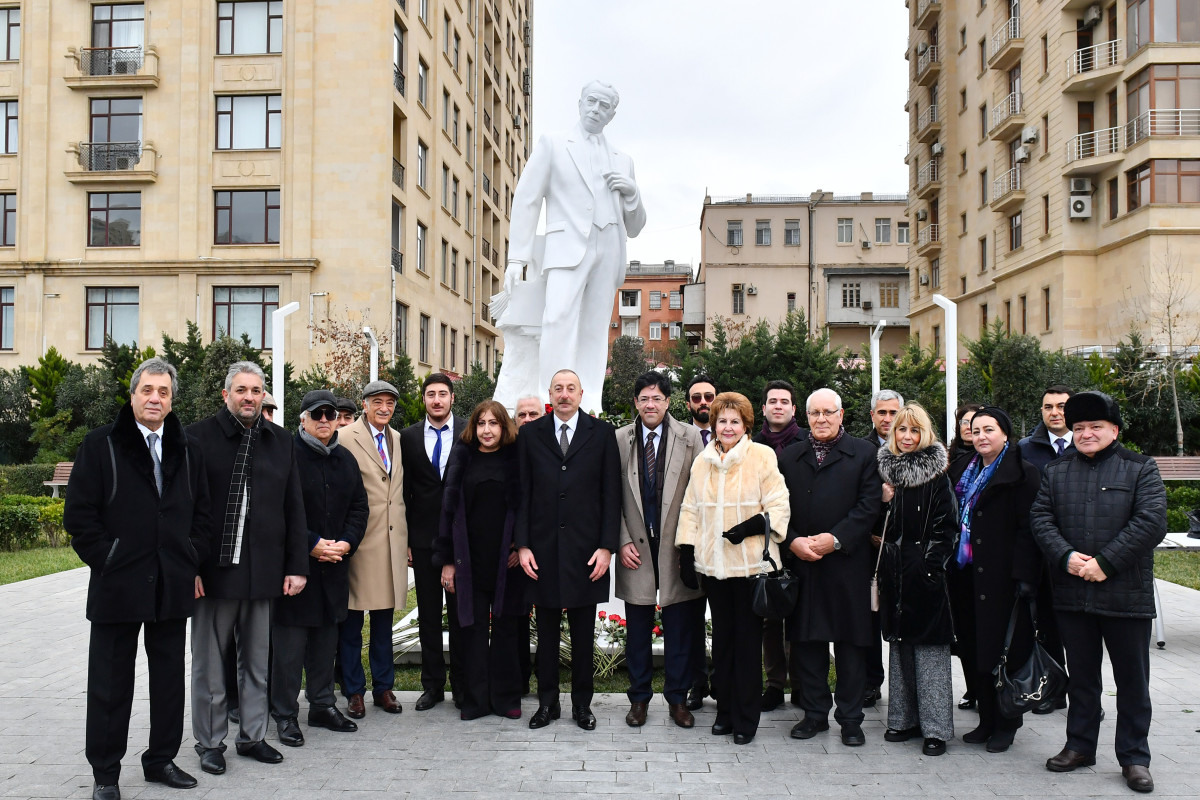 Ильхам Алиев принял участие в открытии памятника Тофигу Гулиеву в Баку-ФОТО 