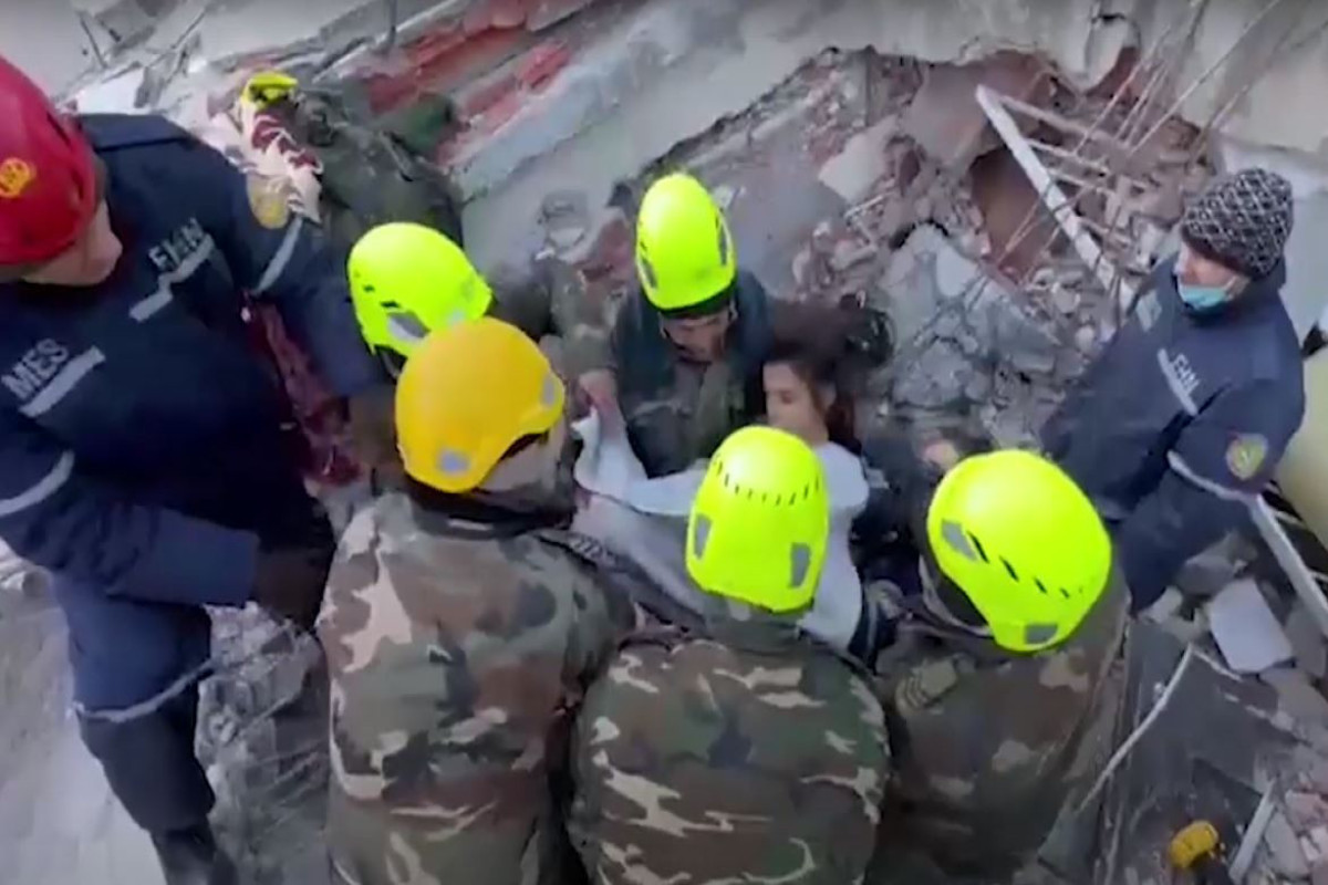 Сотрудники МЧС Азербайджана спасли из-под завалов в Турции 37 человек-ВИДЕО 