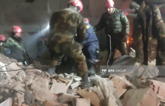 Азербайджанские спасатели извлекли из-под руин тела женщины и ее малолетней дочери