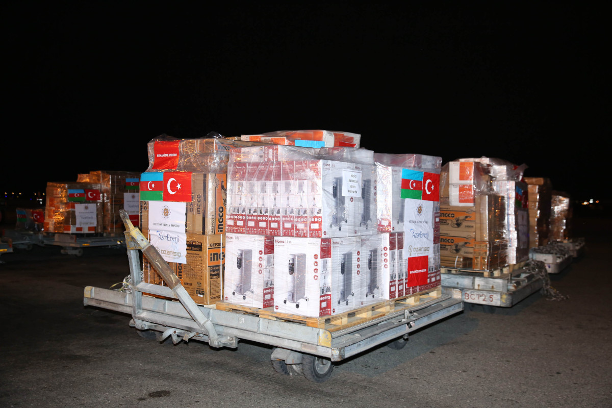 По поручению Мехрибан Алиевой еще один самолет с гуманитарной помощью вылетел в Турцию-ФОТО 