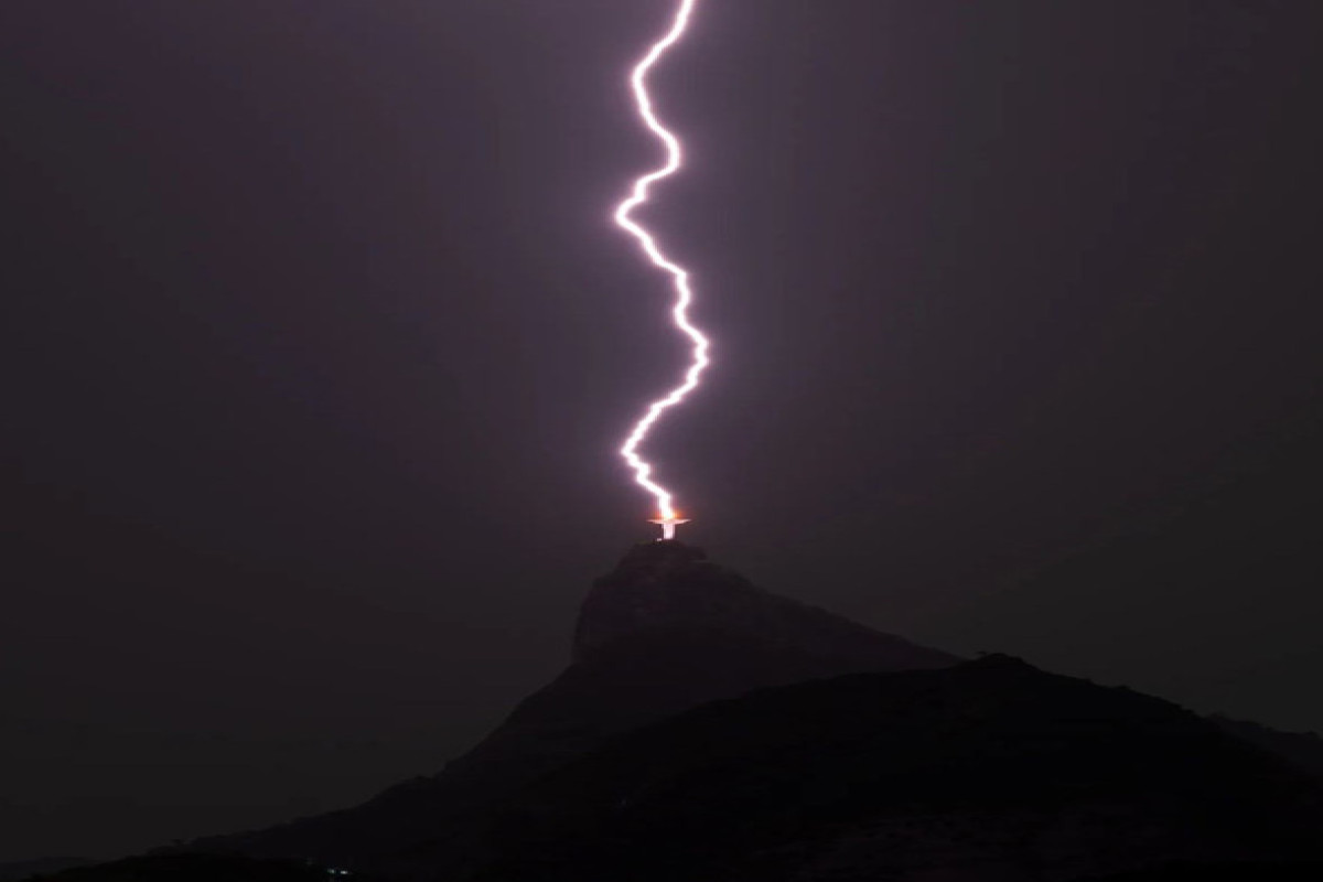 В статую Иисуса Христа в Рио-де-Жанейро ударила молния-ФОТО 