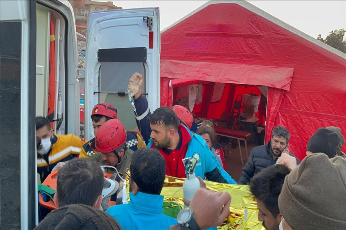В Турции спустя 181 час после землетрясения из-под завалов живыми достали двух братьев