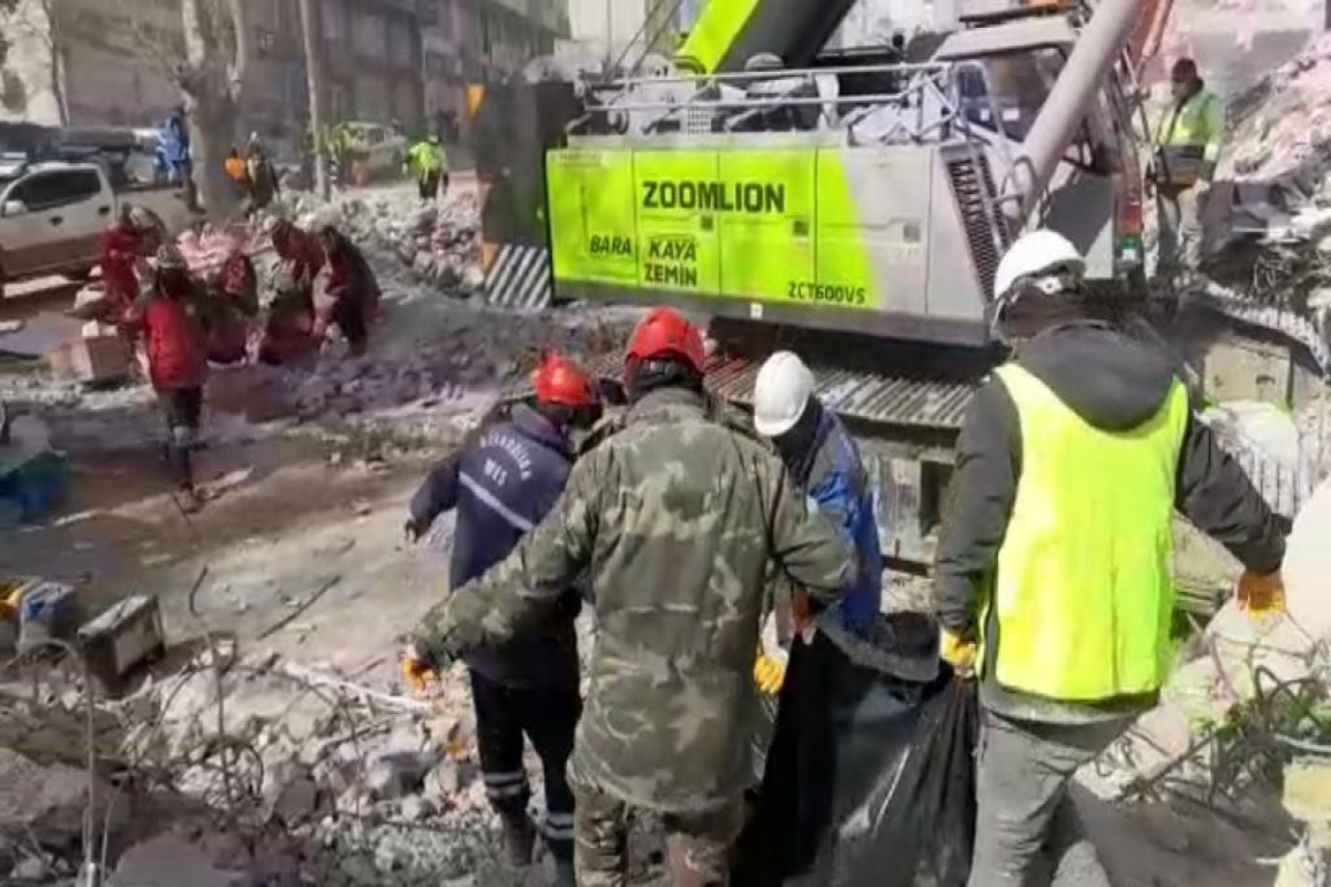 Сотрудники МЧС Азербайджана продолжают поисково-спасательные работы в зоне бедствия в Турции-ФОТО 