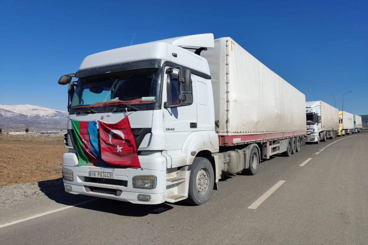Очередная автоколонна МЧС Азербайджана с гуманитарной помощью прибыла в Турцию-ВИДЕО 