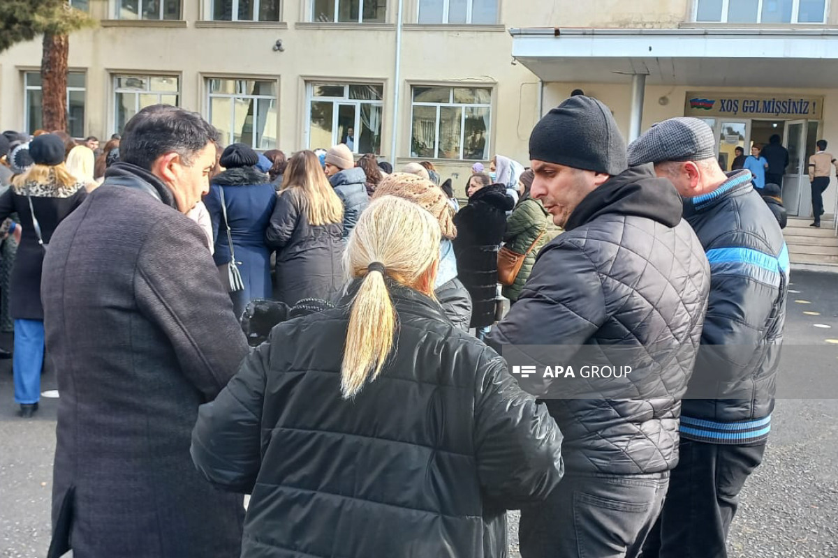 Акция в Загатале: преподаватели и родители учеников требуют отстранить нового директора школы-ФОТО 