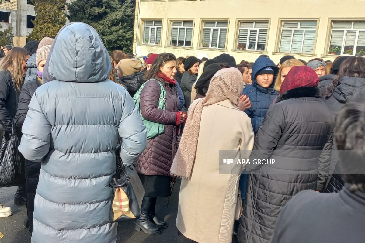 Акция в Загатале: преподаватели и родители учеников требуют отстранить нового директора школы-ФОТО 